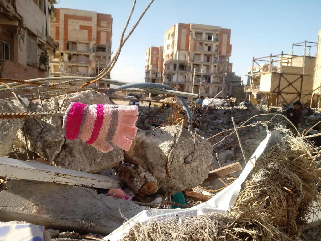 کودکان زخم خورده زلزله کرمانشاه درانتظار آینده/ تولد متفاوت ماهان در آوارهای سرپل ذهاب