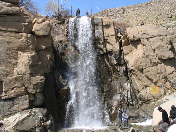 گنجنامه؛ آبشاری یخی در خنکای الوند / قندیل های یخی، زیبا و جذاب برای گردشگران 