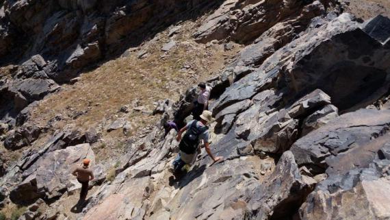 کوهنوردان بهاری برفراز قله کلاغ لان