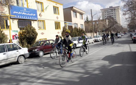 همایش دوچرخه سواری گرامیداشت دهه فجر در همدان برگزار شد 