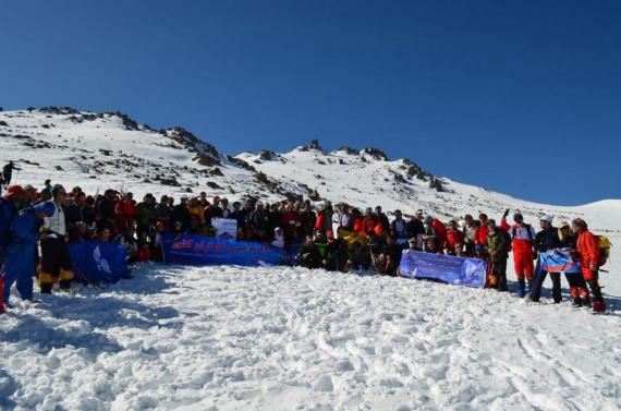 قله الوند همدان میزبان کوهنوردان سراسر کشور / فتح قله 3428 متری الوند