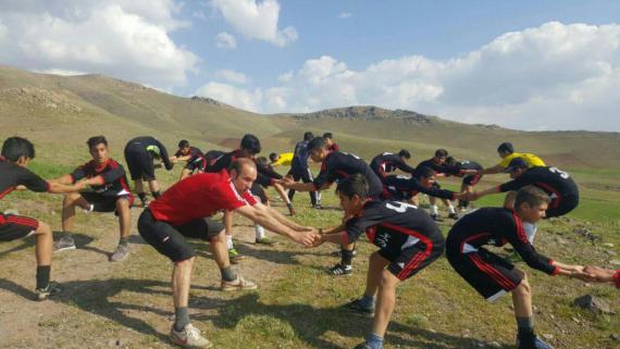 تمرین  بازیکنان باشگاه یاران کورش در کوهستان/  هشت کیلومتر دویدن در مسیری زیبا و بهاری