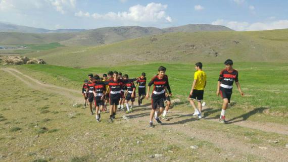 تمرین  بازیکنان باشگاه یاران کورش در کوهستان/  هشت کیلومتر دویدن در مسیری زیبا و بهاری