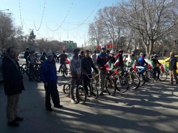 همایش دوچرخه سواری  به مناسبت دهه مبارک فجر، با شرکت ۷۰ رکابزن + فیلم و عکس 