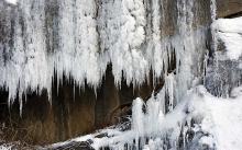 گنجنامه؛ آبشاری یخی در خنکای الوند / قندیل های یخی، زیبا و جذاب برای گردشگران 