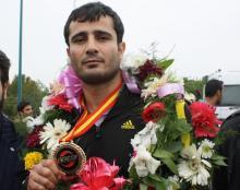 قهرمان کیک بوکسینگ آسیا مدال طلای خود را تقدیم به شهید صانعی کرد 