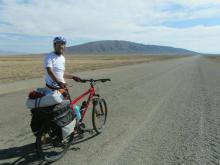 رکابزنی دوچرخه سوار همدانی با شعار آب نبض زندگی