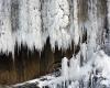 گنجنامه؛ آبشاری یخی در خنکای الوند / قندیل های یخی، زیبا و جذاب برای گردشگران 