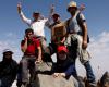 کوهنوردان بهاری برفراز قله کلاغ لان